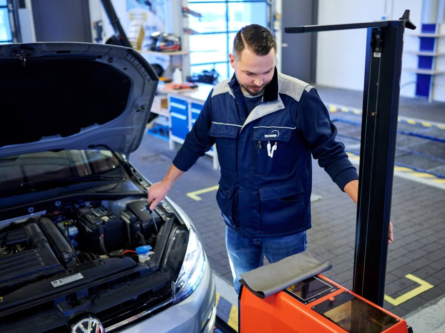 Überprüfung der Scheinwerfer an der TÜV-STATION Versmold