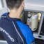Prüfingenieur überprüft Gasflasche in einem Wohnmobil