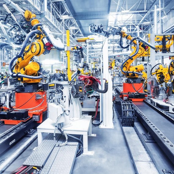 Strahlenschutz in der Industrie Industrieroboter in einer modernen Fertigungshalle – Symbol für Qualitätssicherung, Werkstoffprüfung und Strahlenschutz in der Industrie