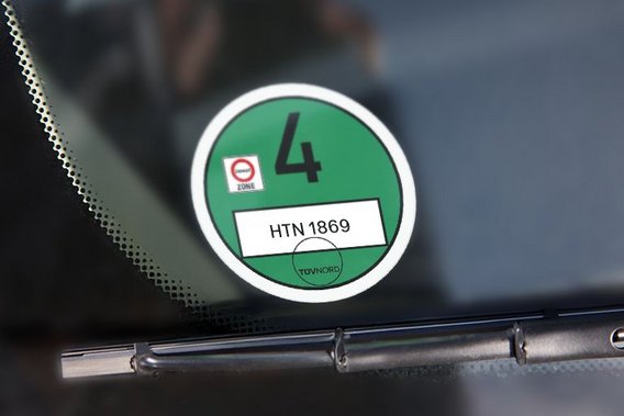 Grüne Umweltplakette auf der Windschutzscheibe eines Fahrzeugs