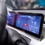 Autonomes und vernetztes Fahren im IFM Digitales Fahrerdisplay in einem Testfahrzeug mit Anzeige von Fahrumgebung und Assistenzsystemen für automatisiertes und vernetztes Fahren.