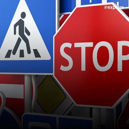 Ein Foto mit mehreren Verkehrszeichen nebeneinander, darunter „Stop“, „Einfahrt verboten“ und „Fußgängerüberweg“