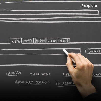 Eine Hand zeichnet mit Kreide ein Suchmaschinen-Interface auf eine Tafel mit Navigationsoptionen.