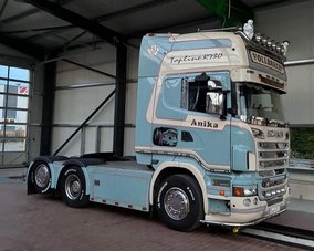 Ein hellblau und beige lackierter Scania Sattelzug, der in der Prüfanlage Kappeln-Ellenberg vom TÜV NORD steht