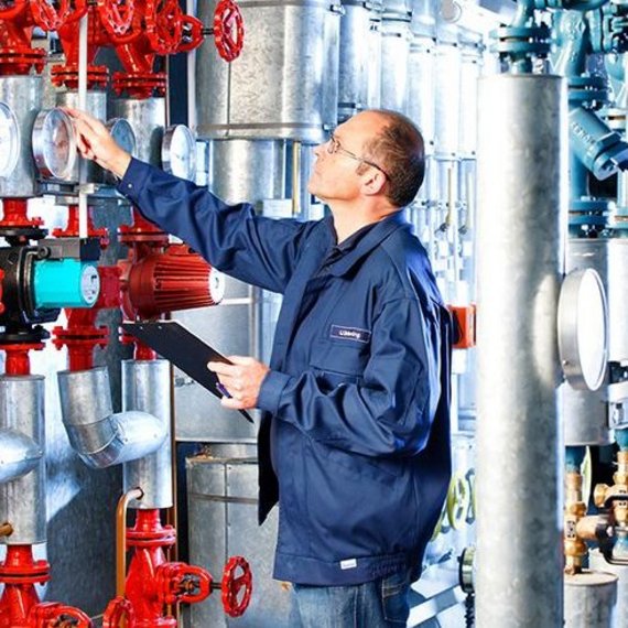 TÜV NORD Experte überprüft Messgeräte und Ventile in einer Industrieanlage.