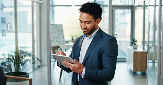 Hand hält Smartphone mit digitalem Dokument und Signatur-Symbol.