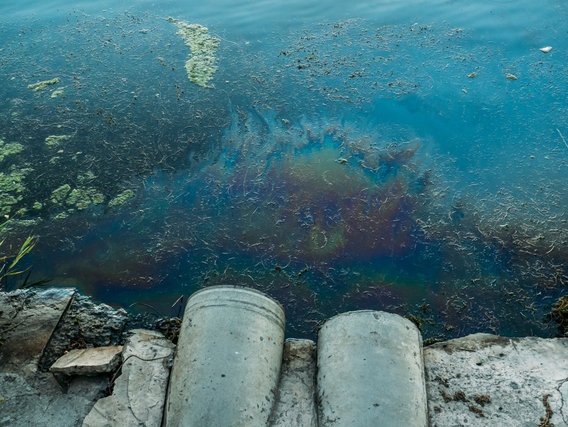 Abwasser führen in ein Gewässer