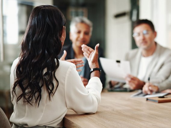 Assessment-Center mit Kandidat:in und Beobachtenden in einer simulierten Gesprächs- und Bewertungssituation.