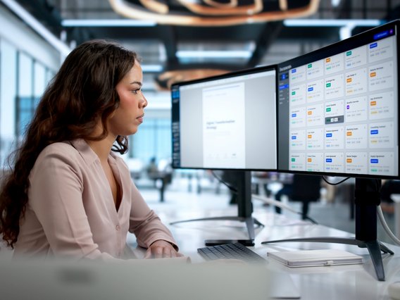 Person tippt auf Laptop mit schwebendem Interface aus Ordner- und Dokumentensymbolen.