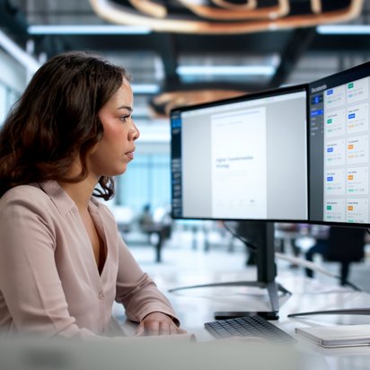 Person tippt auf Laptop mit schwebendem Interface aus Ordner- und Dokumentensymbolen.