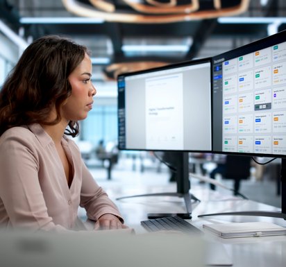 Person tippt auf Laptop mit schwebendem Interface aus Ordner- und Dokumentensymbolen.