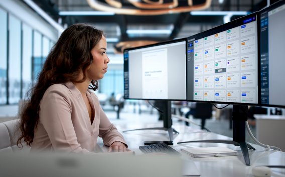 Person tippt auf Laptop mit schwebendem Interface aus Ordner- und Dokumentensymbolen.