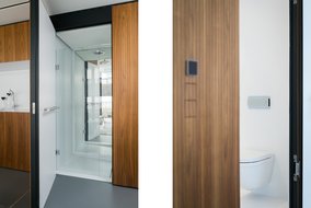 Doppelansicht eines modernen Badezimmers mit Schiebetüren aus Holz. Links ist eine Glasdusche zu sehen, rechts eine moderne Toilette mit Wandbedienfeld.