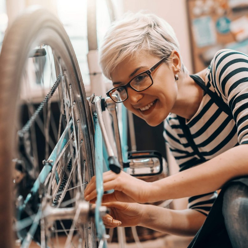 Frau prüft ihr Fahrrad 