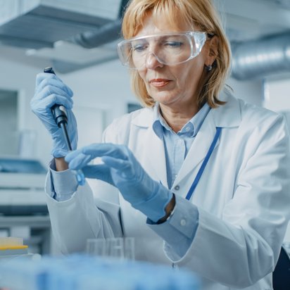 Ein Forscher benutzt eine Mikropipette Ein Forscher benutzt eine Mikropipette