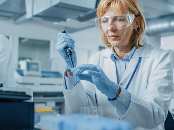 Ein Forscher benutzt eine Mikropipette Ein Forscher benutzt eine Mikropipette
