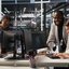 IT‑Team arbeitet gemeinsam im modernen High‑Tech‑Rechenzentrum