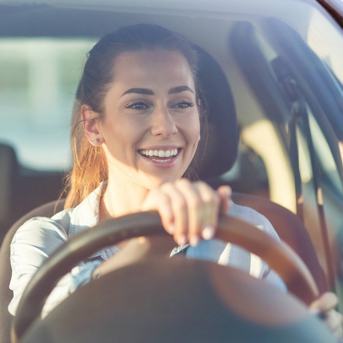 Junge Frau fährt Auto