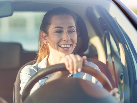 Junge Frau fährt Auto