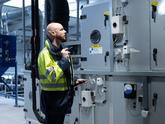 Prüfung-Verdunstungskühlanlage TÜV NORD Sachverständiger prüft eine Verdunstungskühlanlage