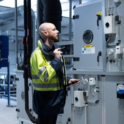 TÜV NORD Sachverständiger prüft eine Verdunstungskühlanlage