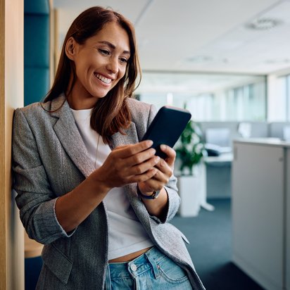 Junge Frau mit Smartphone