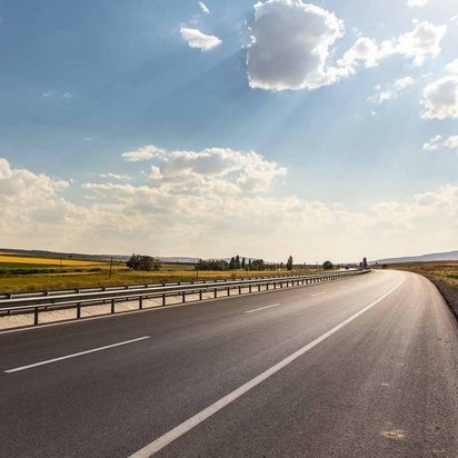 Weitläufige Autobahn unter einem klaren Himmel, symbolisiert den Weg zu neuen beruflichen Möglichkeiten