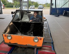 Fahrzeug auf dem Prüfstand in der TÜV NORD Station Kappeln-Ellenberg