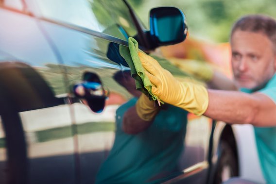 Autopflege mit Politur für glänzendes Finish