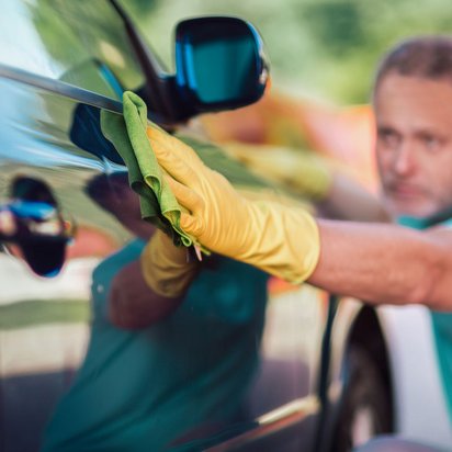 Autopflege mit Politur für glänzendes Finish