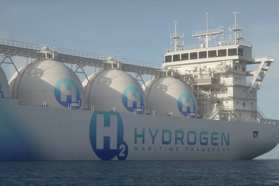 Großes Frachtschiff transportiert Wasserstoff
