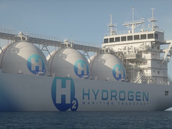 Großes Frachtschiff transportiert Wasserstoff