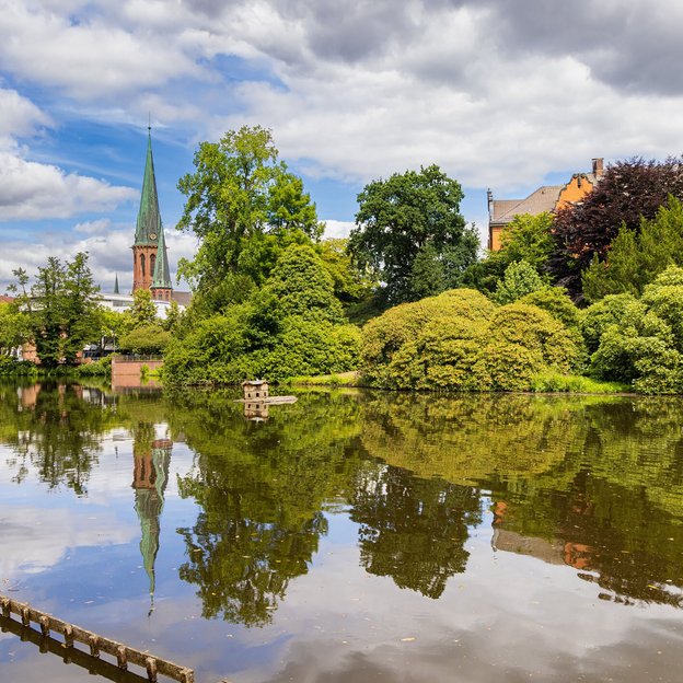 Parklandschaft in Oldenburg mit Kirche im Hintergrund