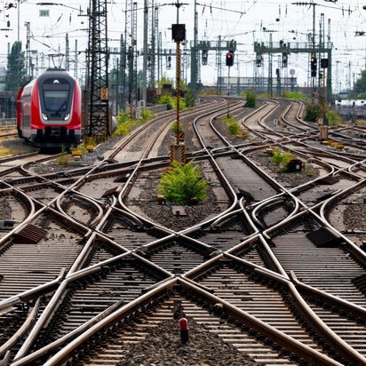Zug auf einem komplexen Gleisnetz in einem Bahnhofsbereich