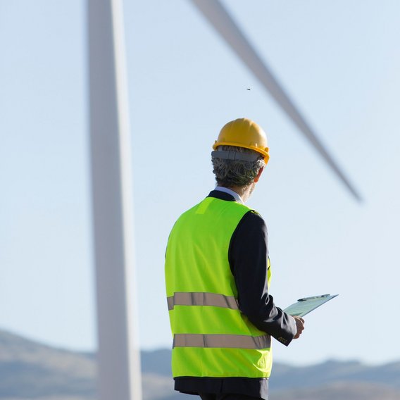 Ein Ingenieur beobachtet eine Windturbine