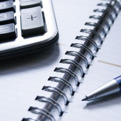 Fördermöglichkeiten im TÜV NORD Schulungszentrum Nahaufnahme eines Notizbuchs mit Kugelschreiber und Taschenrechner, symbolisiert die Planung und Kalkulation von Fördermöglichkeiten im TÜV NORD Schulungszentrum.