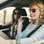 Frauen im Auto unterwegs Zwei Frauen im Auto, eine Frau am Steuer