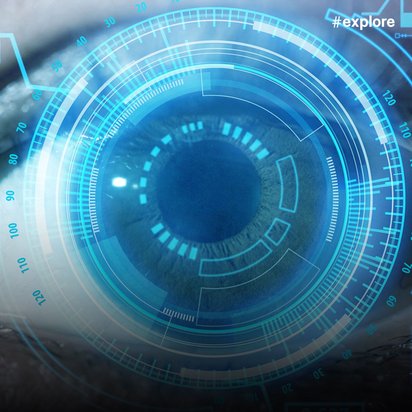 Nahaufnahme eines menschlichen Auges mit überlagerten blauen digitalen Elementen und Datenvisualisierungen im Stil futuristischer Technologie. Das Bild symbolisiert biometrische Erkennung, medizinische Augentechnologie oder digitale Gesundheitsüberwachung.