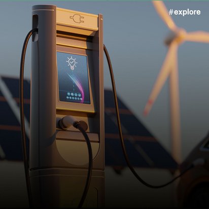 Eine Elektroauto-Ladestation im Vordergrund mit Touchscreen-Display, im Hintergrund sind Solarpaneele und ein Windrad zu sehen, die erneuerbare Energie symbolisieren.