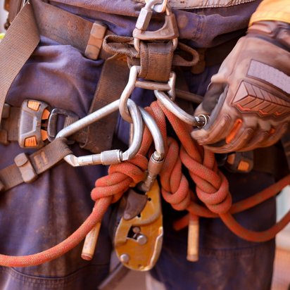 Industriekletterausrüstung mit Seilen und Karabinern für maximale Sicherheit.