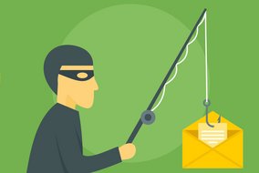 Eine Person mit schwarzer Augenmaske hält eine Angelrute, an deren Haken ein geöffneter gelber Briefumschlag hängt. Stellt E-Mail-Phishing und betrügerische Nachrichten dar.