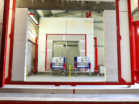 Türen in einem großen Prüfrahmen vor Einbau in den Test Brandofen