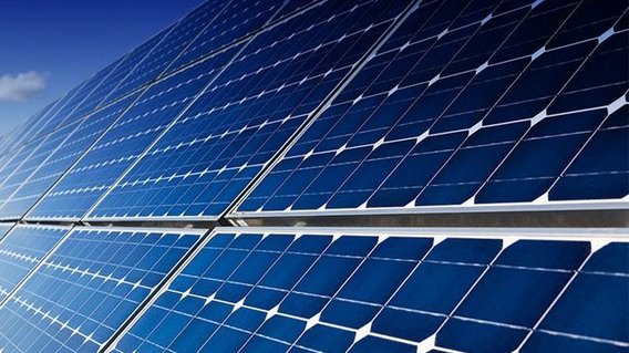 Eine Photovoltaikanlagen, die von der Sonne angestrahlt wird