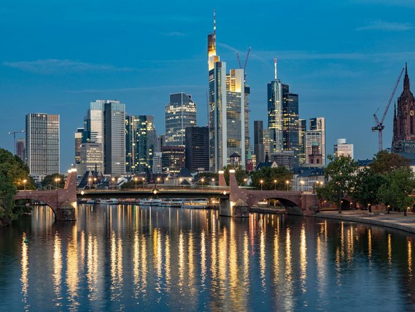 Frankfurt Skyline bei Nacht mit Brücke und Wolkenkratzern
