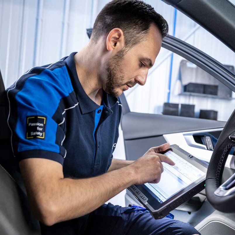 TÜV NORD Prüfingenieur prüft den Kilometerstand eines Fahrzeugs