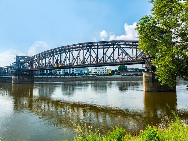 Brücke über den Fluss in Magdeburg bei sonnigem Wetter
