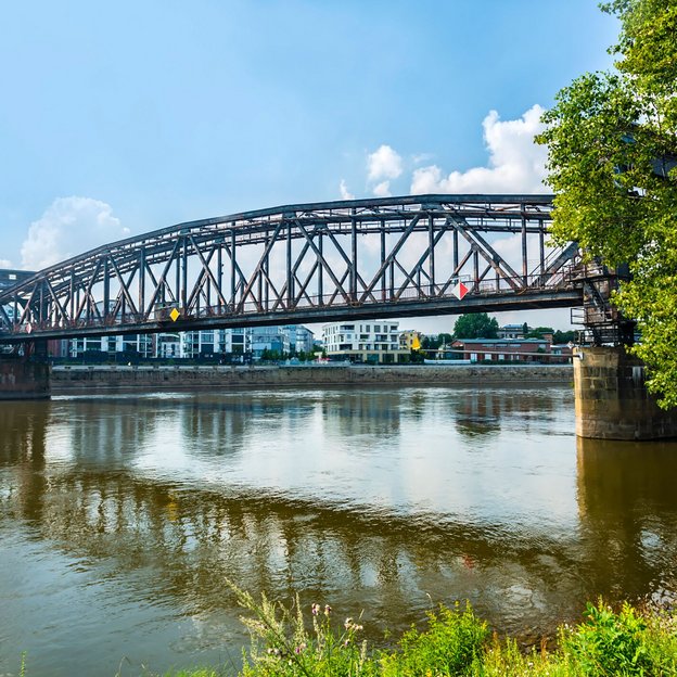 Brücke über den Fluss in Magdeburg bei sonnigem Wetter