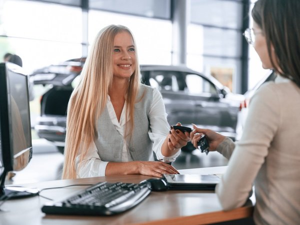 Übergabe von Autoschlüsseln im Autohaus