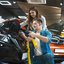 Paar beim Laden eines Elektroautos