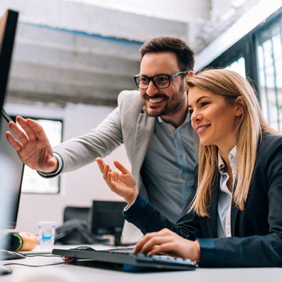 Mitarbeitende im Büro im Austausch am Computer - Teaserbild Wichtige Änderungen bei Kombi-Zertifikaten – Was Unternehmen jetzt wissen müssen